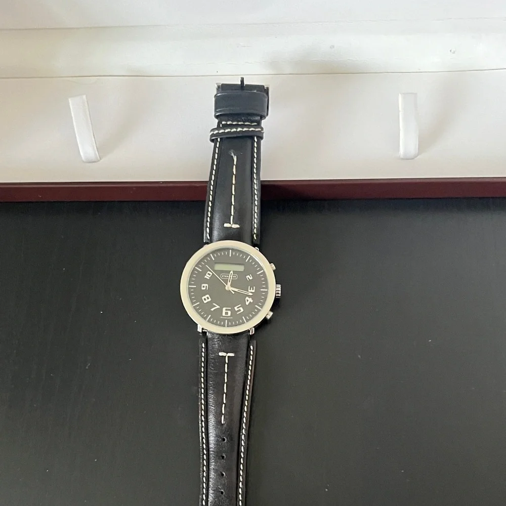Coach Men's Black Leather Strap Watch
Stainless steel transatlantic watch. - Picture 2 of 14